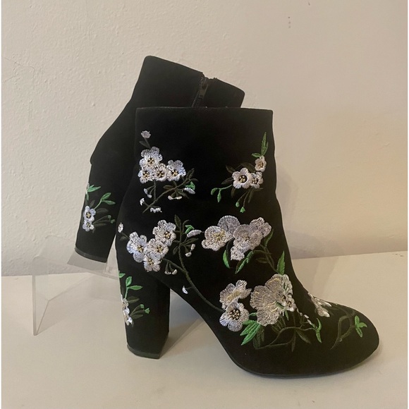 Forever 21 Shoes - 🌸Forever 21 Faux Suede Floral boots with Heel Size 7 🖤